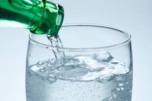 Чем опасна минеральная вода, которую мы пьем?