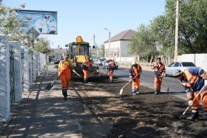 В Астрахани ямочный ремонт ведется на десятках различных дорог
