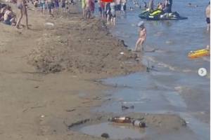 Астраханцы показали, что происходит на местном пляже