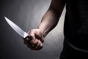 Мужчина угрожал подросткам ножом, а потом зарезал их защитника