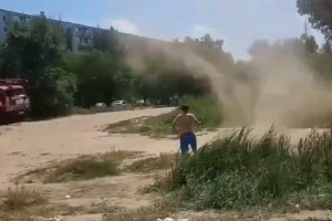 Астраханские подростки сняли на видео пыльного дьявола
