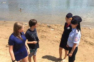 Сотрудники МЧС и полиции рассказывают отдыхающим правила купания