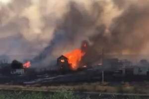 Огонь уничтожает дачный поселок под Астраханью