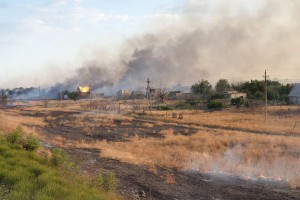 В Растопуловке продолжают бороться с пожаром