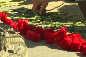 Астраханцы отмечают День памяти и скорби