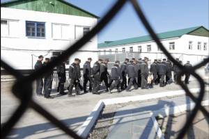 В Астрахани заключенный спустил с лестницы сотрудника колонии