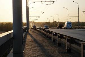 В Астрахани на Новом мосту вспыхнула иномарка