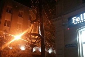 Неизвестные сломали фонарь напротив главного здания астраханской полиции