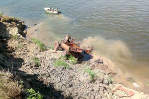 В Астраханской области трактор с людьми упал в воду: погиб мужчина