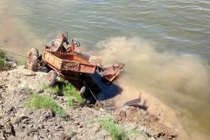 В Астраханской области трактор упал с обрыва вместе с водителем