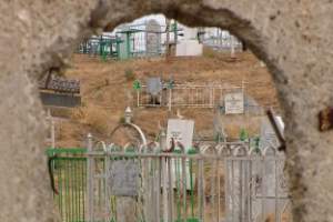 Неизвестные сломали ограждения на кладбище в Астрахани
