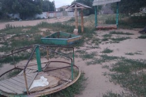 Астраханцы пожаловались на состояние детской площадки в Трусовском районе