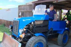 В Астрахани пенсионер смастерил своими руками трактор