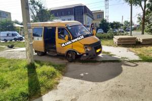 В Астрахани иномарка врезалась в пассажирскую маршрутку