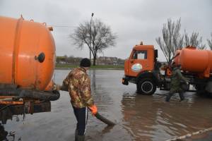 С улиц Астрахани за сутки откачали 1149 куб.м воды