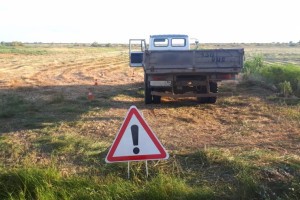 В Астраханской области водитель грузовика задавил мужчину, косившего сено