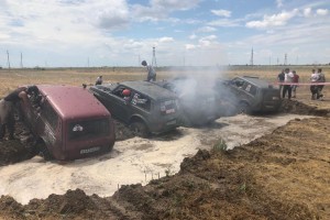 Как профессиональные водители боролись с лужами и грязью на Астраханском бездорожье