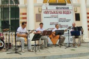 В Астрахани у Лебединого озера вновь зазвучала "Музыка на воде"
