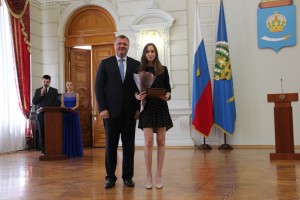 Глава региона Игорь Бабушкин вручил лучшим выпускникам медали «Гордость Астраханской области»