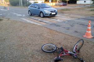 В Астраханской области 10-летний мальчик на велосипеде пострадал под колесами иномарки