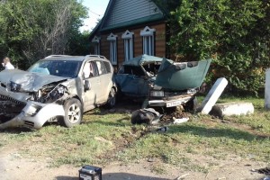 В Трусовском районе два автомобиля снесли бетонную клумбу