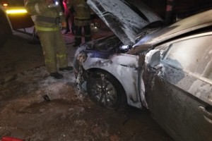 В Астрахани сгорел автомобиль и лестничный пролет