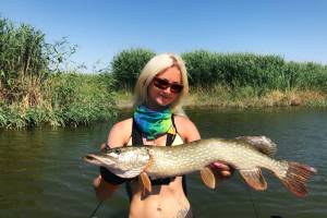 Красивая рыбачка поймала в Астраханской области внушительного хищника