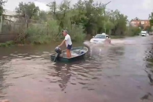 Астраханец устроил гонки на лодке по затопленной дождём улице