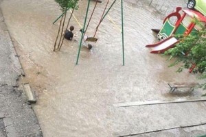 Дети на затопленных качелях как астраханский символ невозмутимости на фоне проблем
