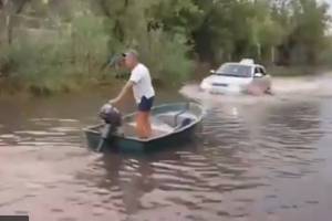 В Астрахани небывалый ливень затопил улицы: горожане передвигаются на лодках