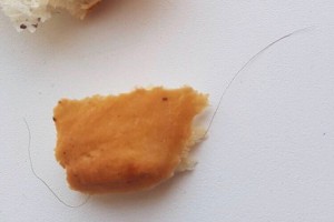 В Астраханском хлебе нашли волосы