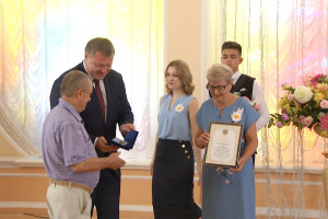 Врио губернатора Игорь Бабушкин вручил медали «За любовь и верность» 16 астраханским семьям