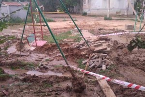 Раскопанная детская площадка возмутила жителей Астрахани