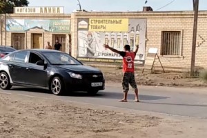 В Астрахани мужчина кривлялся на оживленной дороге