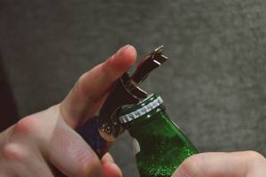Под Астраханью родителей наказали за 9-летнего сына, распивавшего пиво