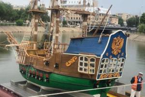 В Астрахани знаменитый декоративный корабль переехал на новое место