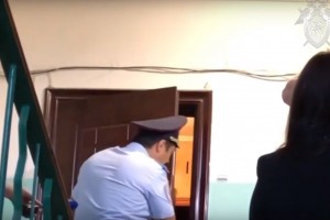 Опубликовано видео обысков в квартире ио министра строительства и ЖКХ Астраханской области