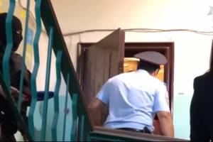 Появилось видео обысков в квартире и.о. министра строительства и ЖКХ Астраханской области