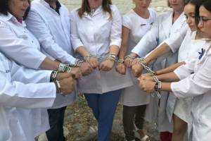Астраханские медики сковали себя цепями в центре города