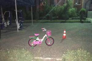 Пятилетняя девочка в больнице: в Астрахани произошло ДТП с маленькими велосипедистами