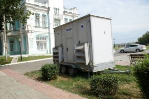 В центре Астрахани появился туалет на колёсах