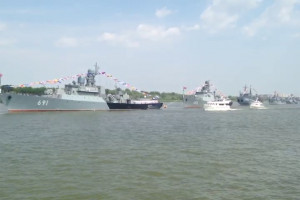 В Астрахани прошёл парад ко Дню ВМФ