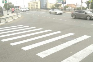На астраханских улицах обновляют зебры