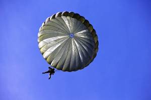 Астраханским кадетам устроили опасные прыжки с парашютом в Волгоградской области