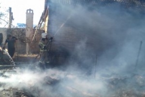 В Астраханской области воспламенение мусора привело к большому пожару