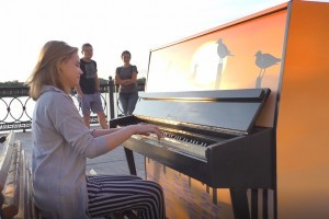 На улицах Астрахани установили настоящие пианино