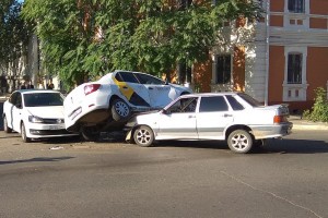 Пятничная авария собрала 3 машины, в том числе Яндекс.Такси
