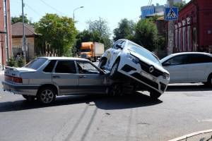 В Астрахани такси подмяло под себя легковушку