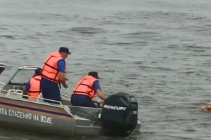 Спасатели достали из воды обессилевшего пьяного астраханца