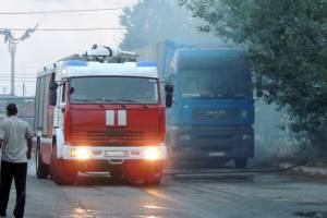 20 человек эвакуировали в Астрахани из-за огня в подъезде многоэтажки